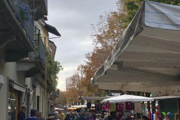 Mercato nel controviale di corso Torino